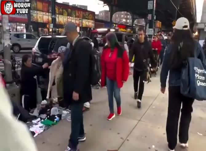 Video :The 14th district of New York is now home to a massive (third-world) flea market